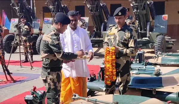 Jaisalmer: भारत-पाक सीमा पर विजयदशमी पर्व पर BSF ने किया शस्त्र पूजन, जानिए क्या है महत्व